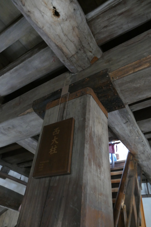 Ο ένας πυλώνας στήριξης P1140574